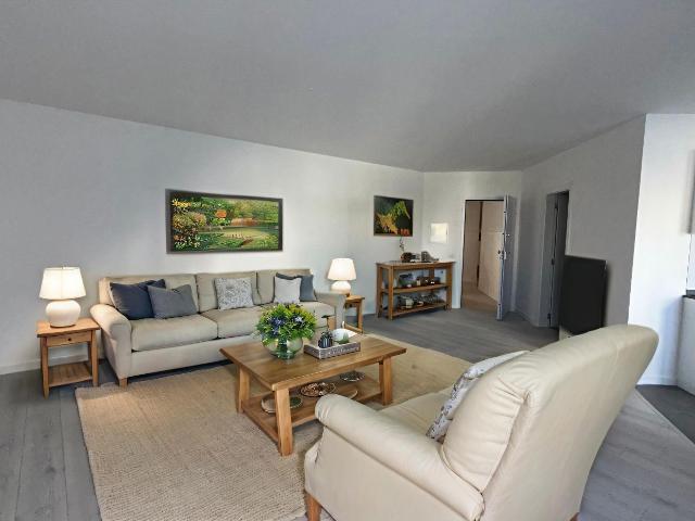 Apartamento T0 com parqueamento e vistas de mar