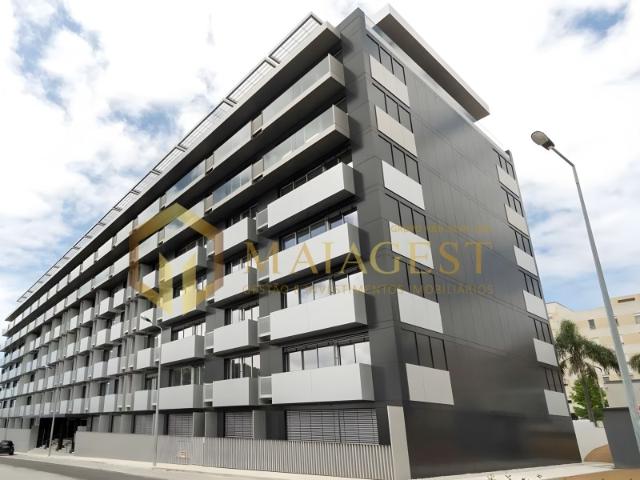 Apartamento T0 de Luxo com Varanda e Garagem no Edifício Evolution