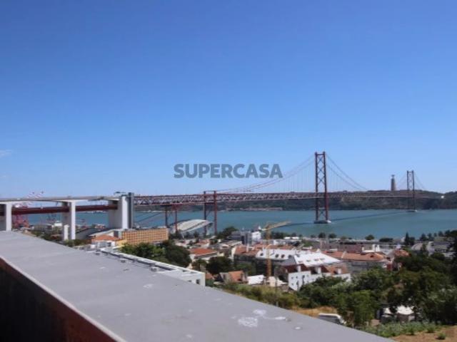 Apartamento T0 em Alcântara