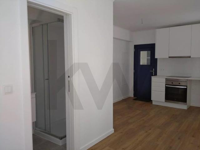 Apartamento T0 remodelado no Condomínio Pátio das Padeiras. 22m² Estrela