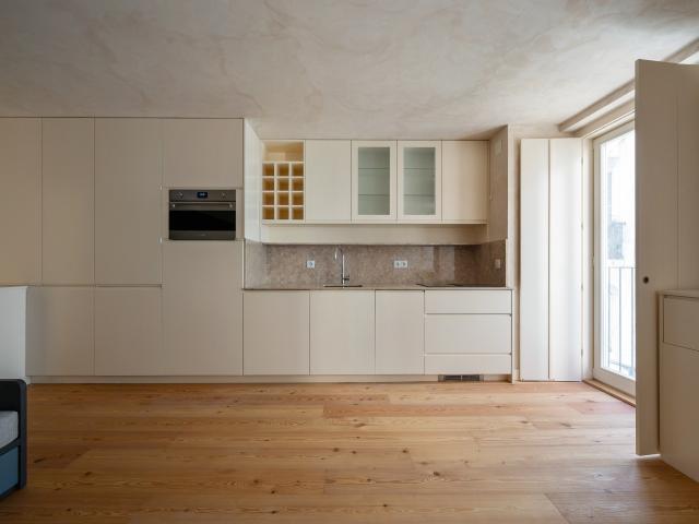 Apartamento T0 remodelado e com varanda, no Bairro Alto