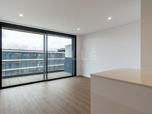 Apartamento T1+1 | 3.º e Último Piso | Varanda | 2 Lugares de Garagem | Ocean Living | Madalena
