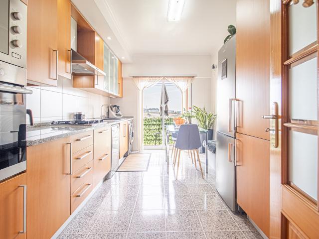 Apartamento T1+1 c/ Varandas, Marquise e lugar de estacionamento na Anta da Agualva, Sintra