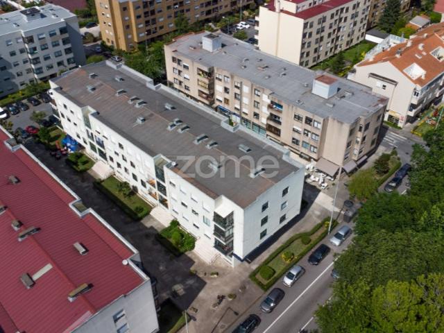Apartamento T1+1 com varanda e 2 lugares de garagem S.M. Infesta