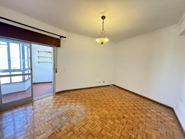 Apartamento T1+1 com 2 Varandas e Despensa Alfornelos