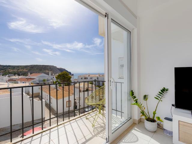 Apartamento T1+1 Completamente Renovado, com Vista Mar na Praia da Luz