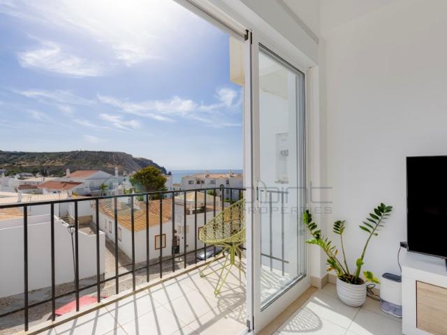 Apartamento T1+1 Completamente Renovado, com Vista Mar na Praia da Luz