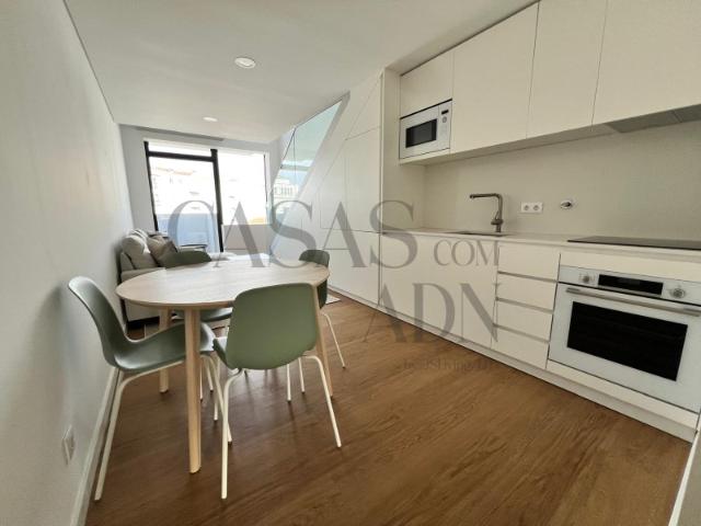 Apartamento T1+1 Duplex na Av. Dr. Lourenço Peixinho