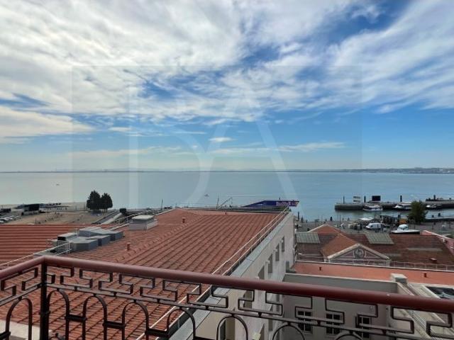 T2 Duplex no último piso, com 108 m², 3 varandas, elevador e vista frontal sobre o Tejo, em Alfama