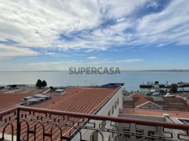 T1+1 Duplex em Alfama Lisboa com Vista Frontal sobre o Rio Tejo | Edifício Pombalino Reabilitado