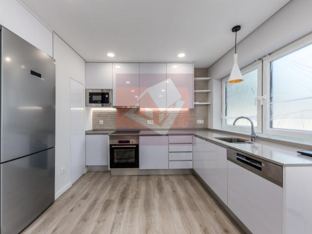 Apartamento T1+1 em Casal de Cambra