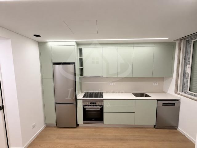 Apartamento T1+1 em Sacavém com terraço