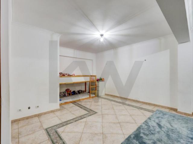 Apartamento T1+1 localizado em Monte Abraão, Sintra