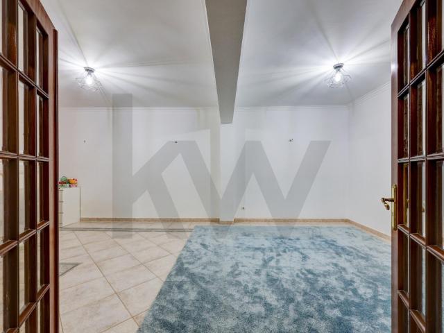Apartamento T1+1 localizado em Monte Abraão, Sintra