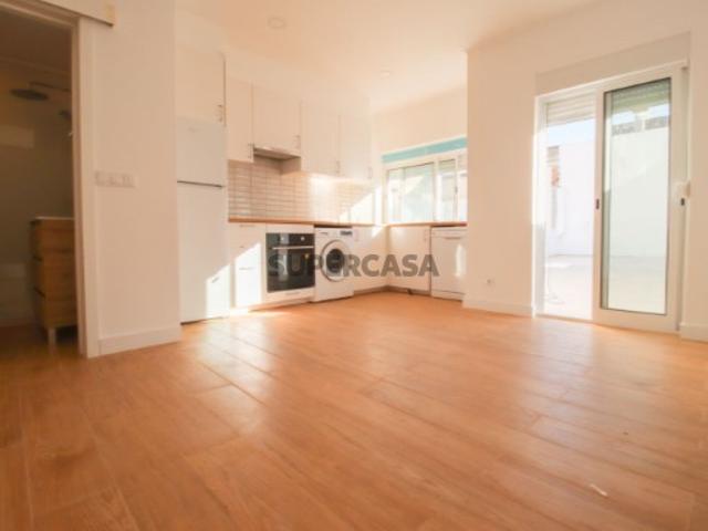 Apartamento T1+1 na Baixa da Banheira
