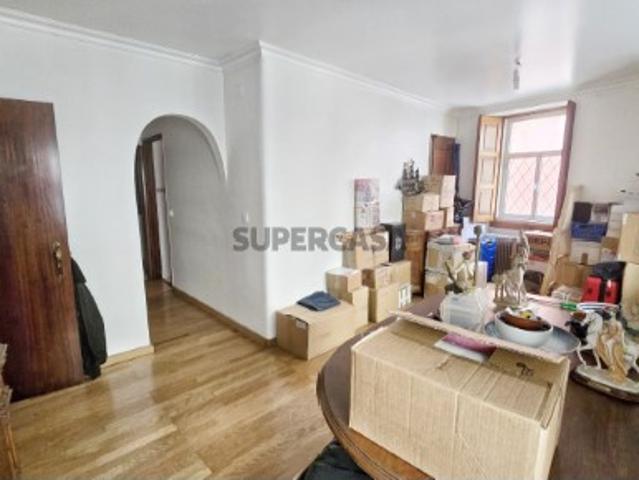 Apartamento T1+1 para renovação junto ao Largo do Carmo Uma oportunidade no coração histórico de Lisboa