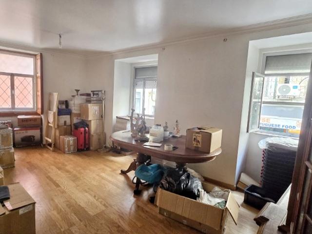 Apartamento T1+1 para renovação junto ao Largo do Carmo Uma oportunidade no coração histórico de Lisboa