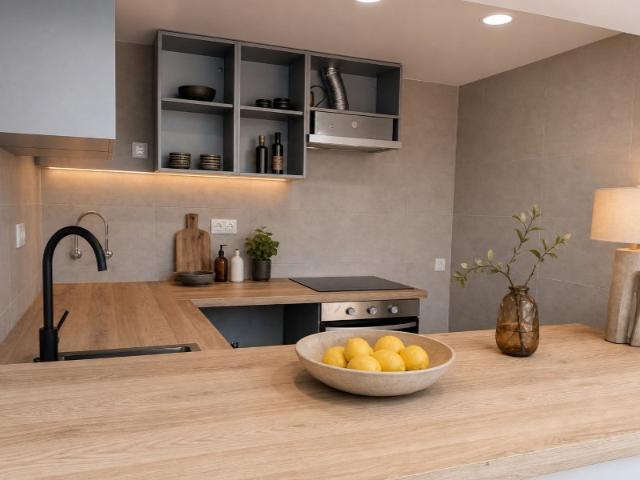 Apartamento T1+1 recuperado em Sesimbra Castelo, com Praias próximas e serviços essenciais à porta