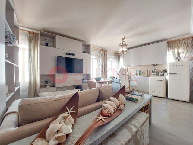 Apartamento T1+1 remodelado com vista mar em primeira linha Quarteira