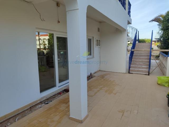 Apartamento T1+1 Renovado com Terraço, Piscina e Estacionamento a Passos da Praia de São Rafael