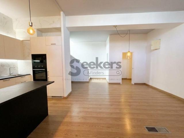 Apartamento T1+1 Renovado com 2 WC para Arrendamento em Mem Martins, Sintra
