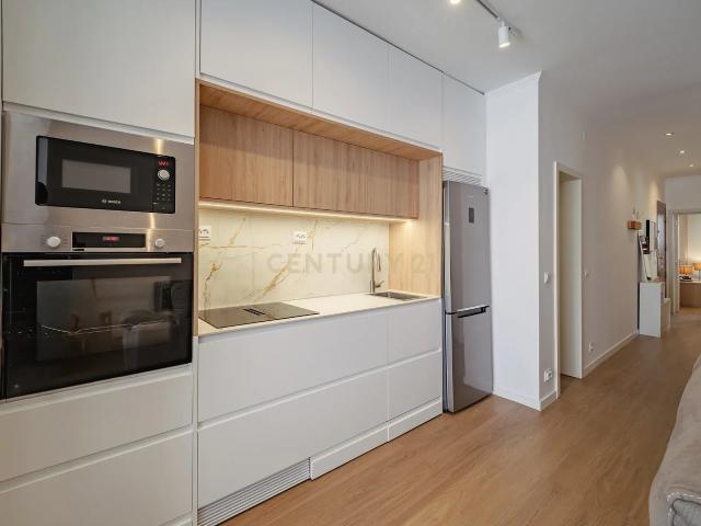 Apartamento T1+1 renovado e com espaço exterior, no Areeiro