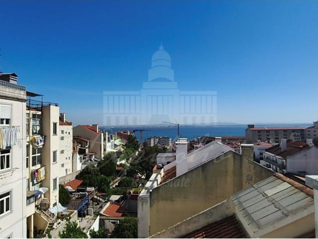 Apartamento T1+1, totalmente remodelado, com vista para o Rio Tejo