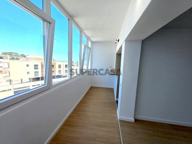 Apartamento t1+1 totalmente renovado Santana Sesimbra