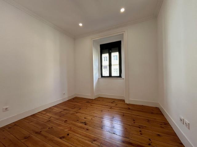 Apartamento T1+1, versátil, com vista desafogada em Campo de Ourique, Lisboa