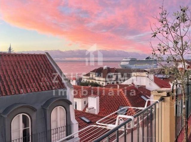 Apartamento T1+2 com Terraço e Vista Rio Alfama, Lisboa
