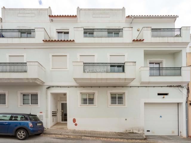 Apartamento T1 + 1 com 1 parqueamento e 2 terraços privativos situado no centro de Tunes