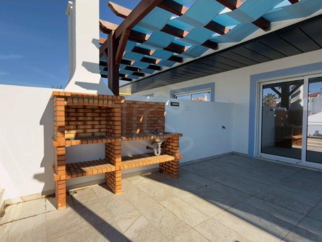 Apartamento T1 + 3 em condomínio fechado com piscina na Manta Rota.