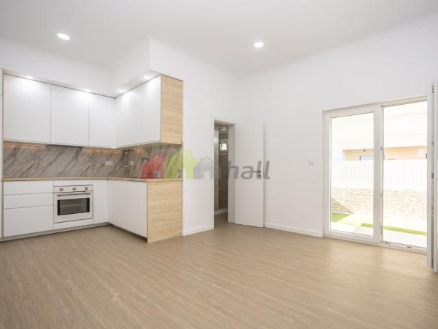 Apartamento T1 Totalmente Remodelado com Terraço Privativo 45 m²