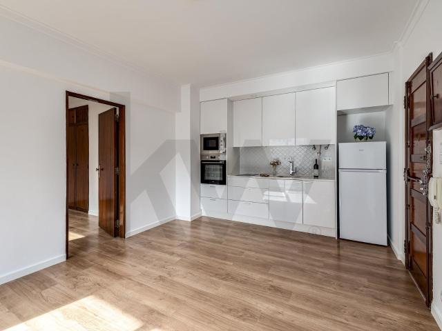 Apartamento T1 Totalmente Remodelado com Varanda | Cascais