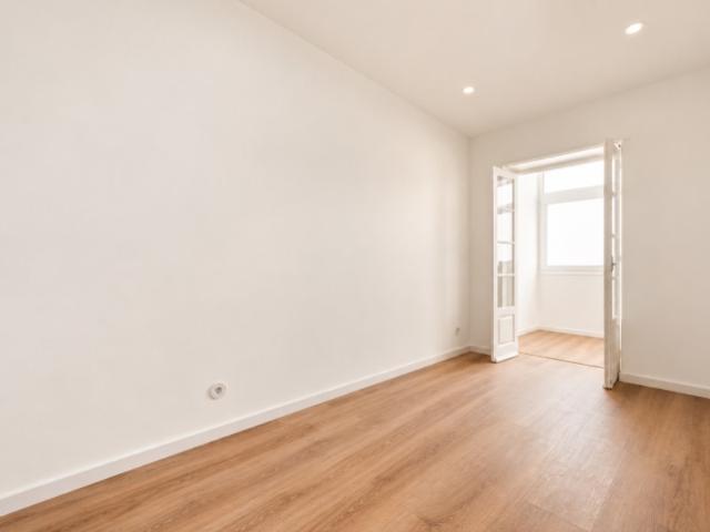 Apartamento T1 totalmente remodelado com varanda, nas Olaias