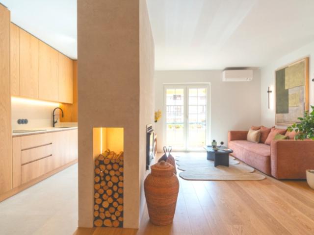 Apartamento T1 totalmente remodelado e mobilado com vista lateral de mar, terraço e garagem na Guia, Cascais
