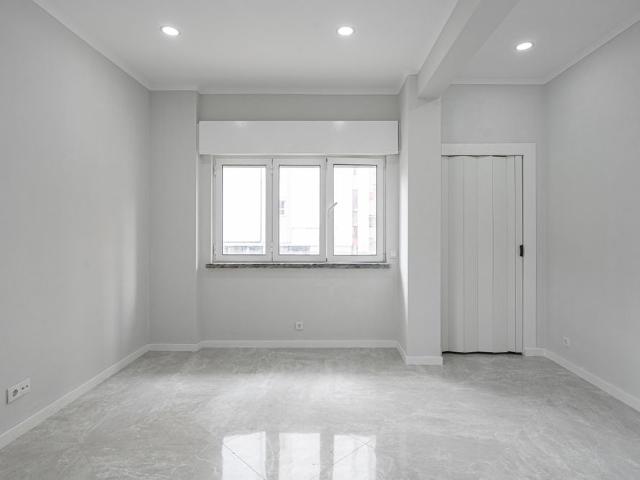 APARTAMENTO T1 TOTALMENTE REMODELADO NA AMADORA