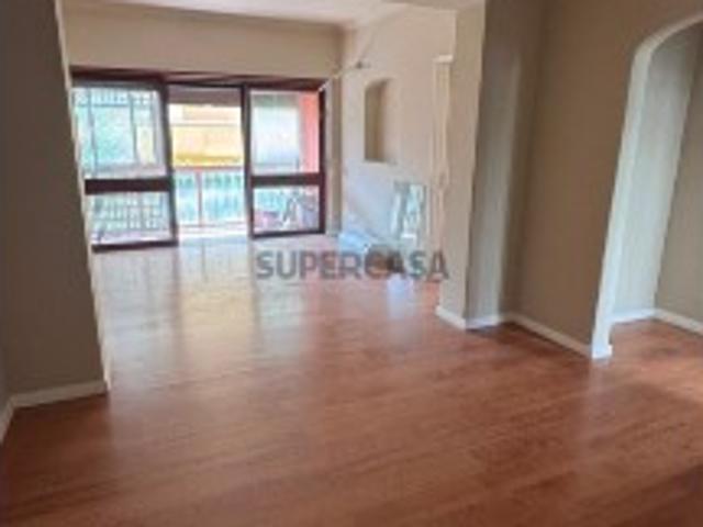 Apartamento T1 totalmente renovado no Monte do Estoril, com cerca de 60 m2, varanda, cozinha e casa