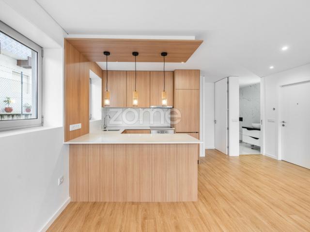 Apartamento T1 totalmente renovado, com varanda e lugar de garagem