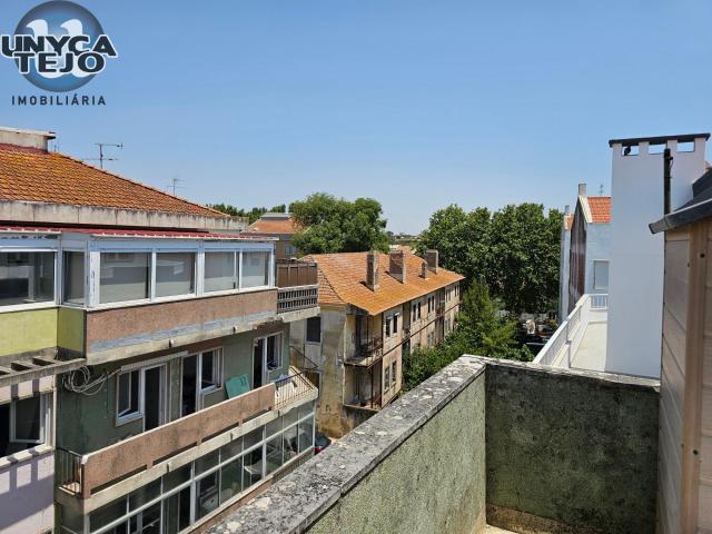 Apartamento T1, vendido arrendado, no centro de Queluz com terraço