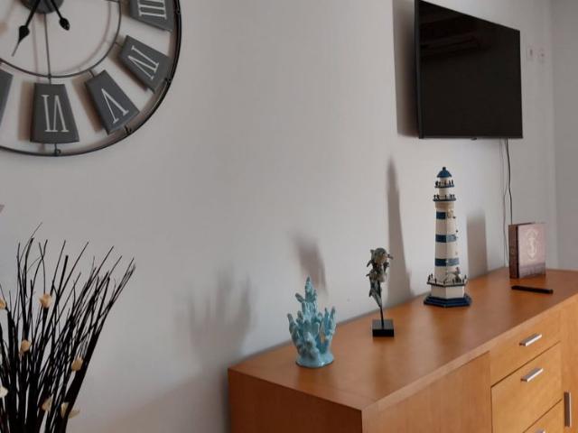 Apartamento T1 para arrendamento sazonal, totalmente mobilado e equipado. Dispõe de ar condicionado, elevador e excelente localização central