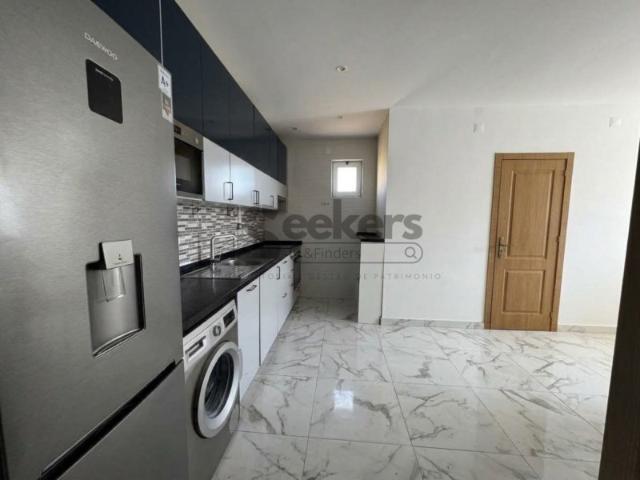 Apartamento T1 com cerca de 70 m² para Arrendamento em Mem Martins, Sintra Água e Luz Incluídas