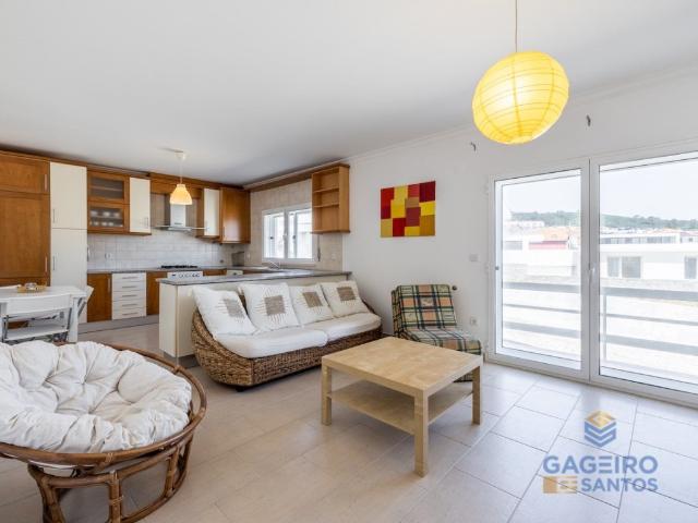 Apartamento T1 com garagem fechada a 950 metros da praia de. 61m² Tornada e Salir do Porto