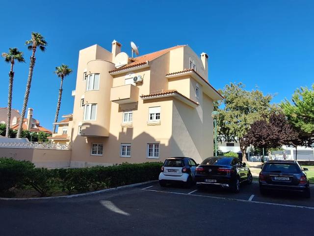 Apartamento T1 com garagem junto à praia de Santo Amaro de Oeiras