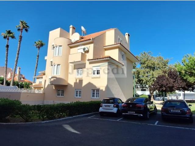 Apartamento T1 com garagem junto à praia de Santo Amaro de Oeiras