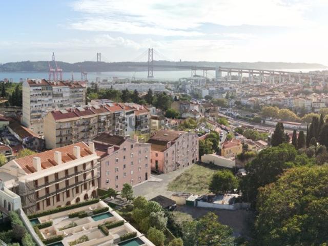 Apartamento T1 com estacionamento em condomínio com piscina e jardim