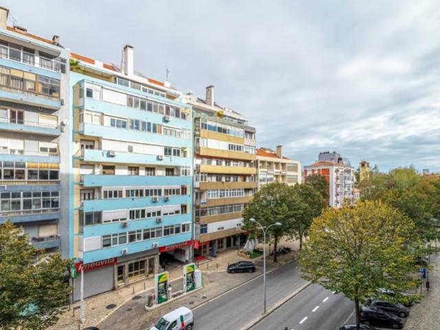 Apartamento T1, com estacionamento, na Av. Col. Bordalo Pinheiro