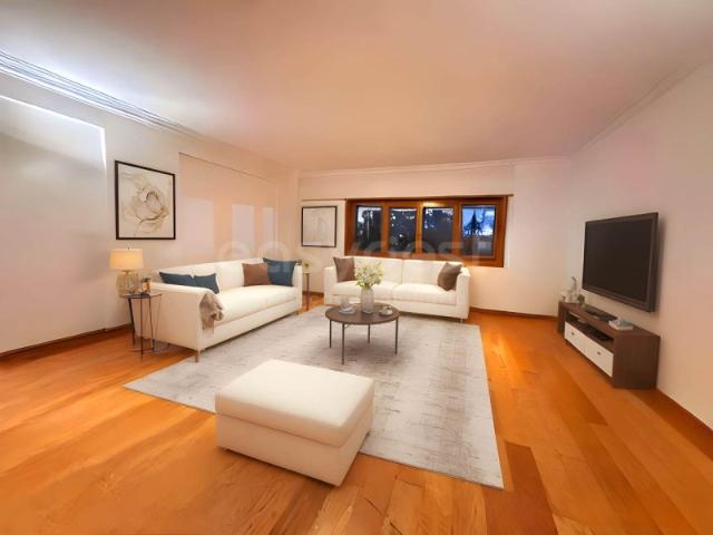 Apartamento T1 com excelentes áreas, garagem box e arrecadação na Azinhaga das Galhardas