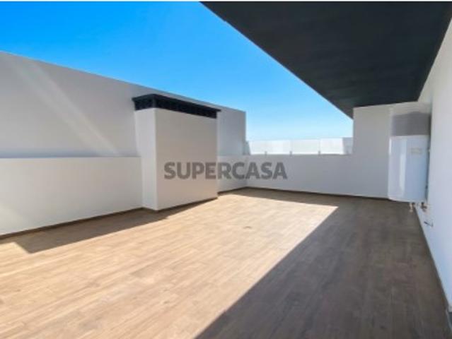 Apartamento T1 com logradouro em condomínio com Piscina Olhão