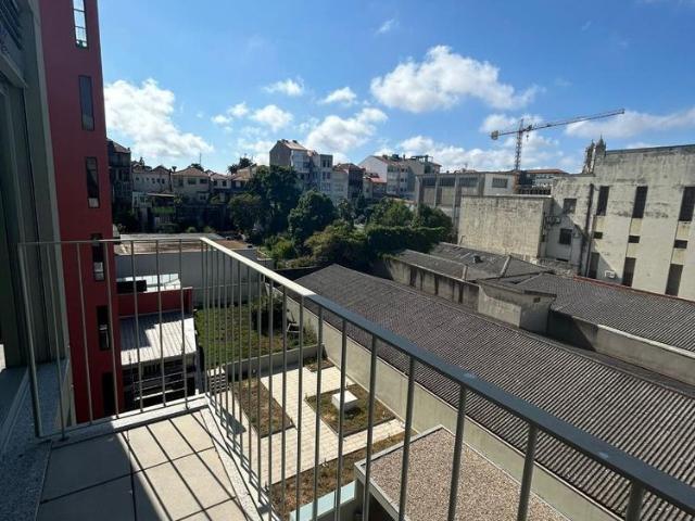 Apartamento T1 com lugar de garagem a 300 metros da Estação do Metro da Trindade
